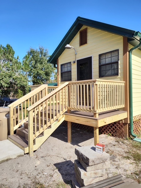 Finished deck with stairs and railings